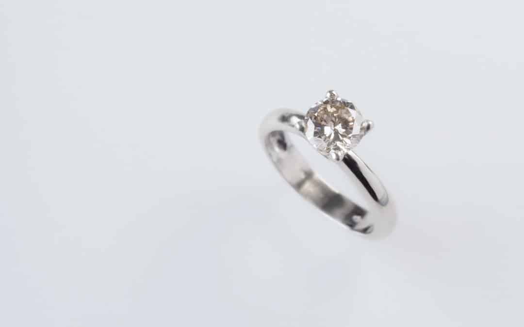 Anello in oro bianco 18kt con diamante “solitario”