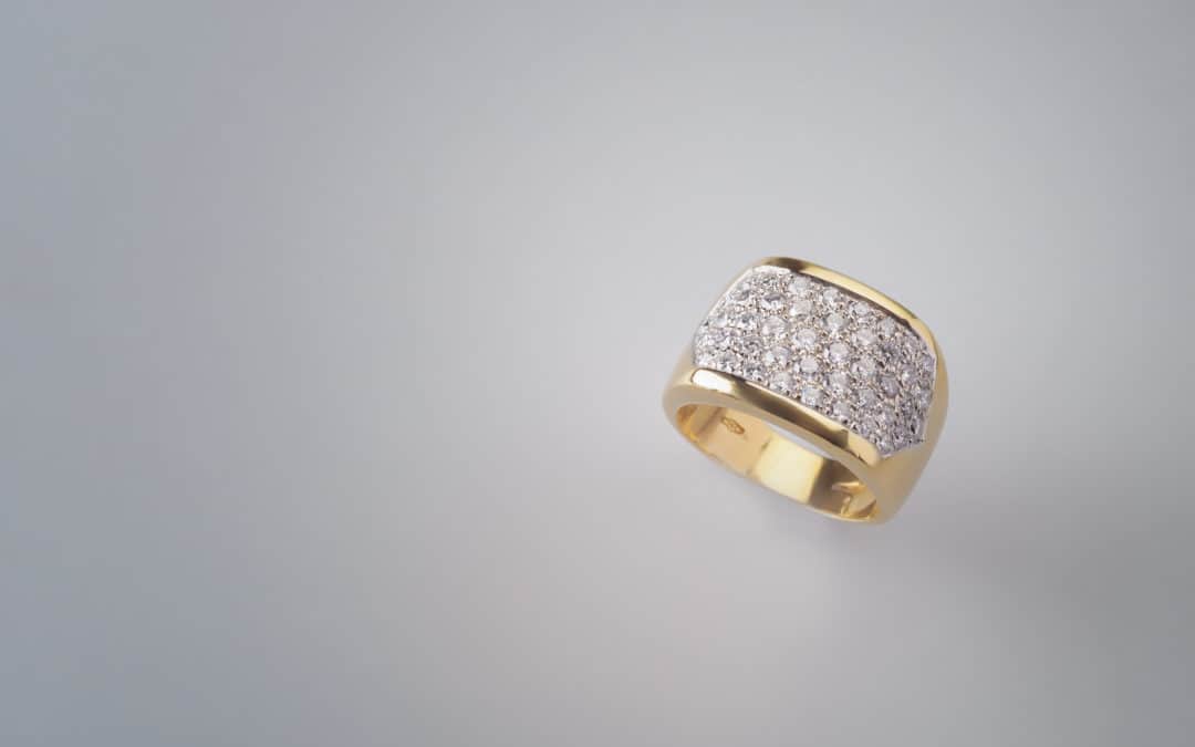 Anello in oro giallo 18kt con pavè di diamanti