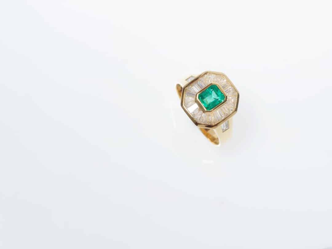 Anello in oro con smeraldo e diamanti