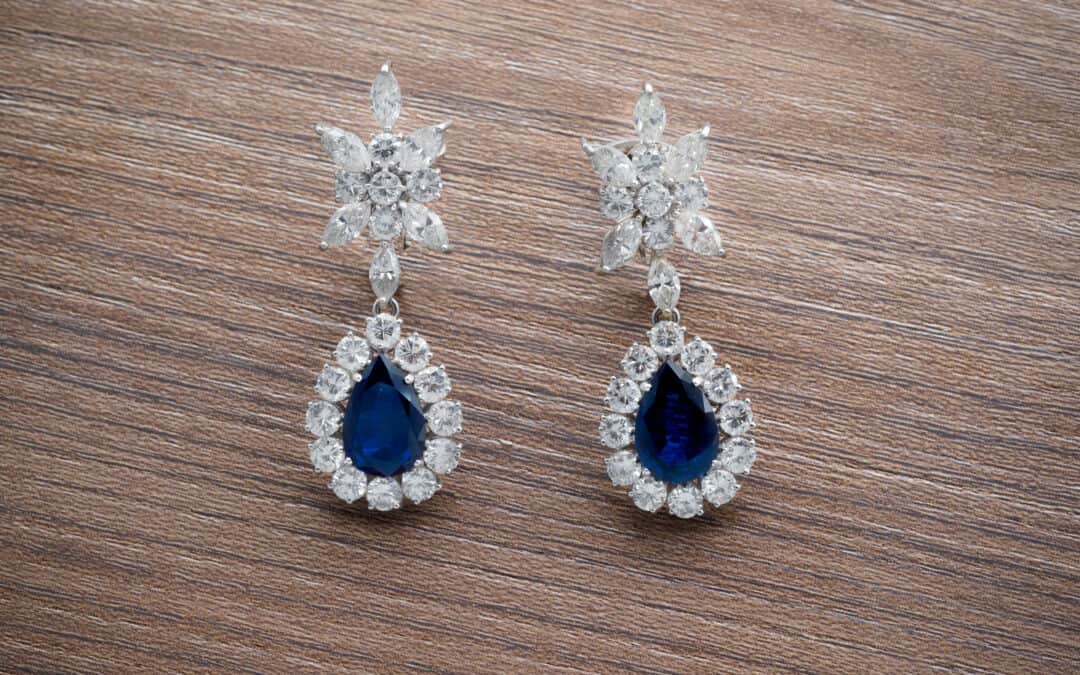 Paio di orecchini in oro con zaffiri e diamanti