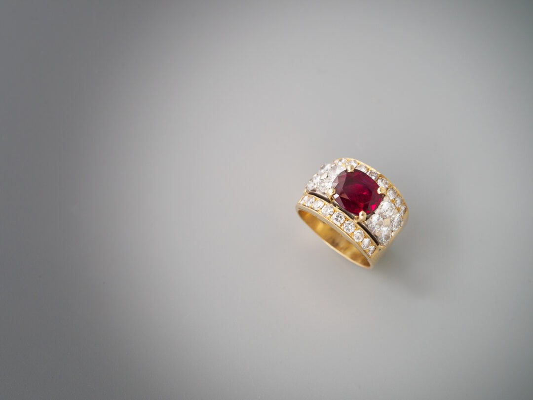 Anello in oro giallo 18kt con rubino e diamanti.