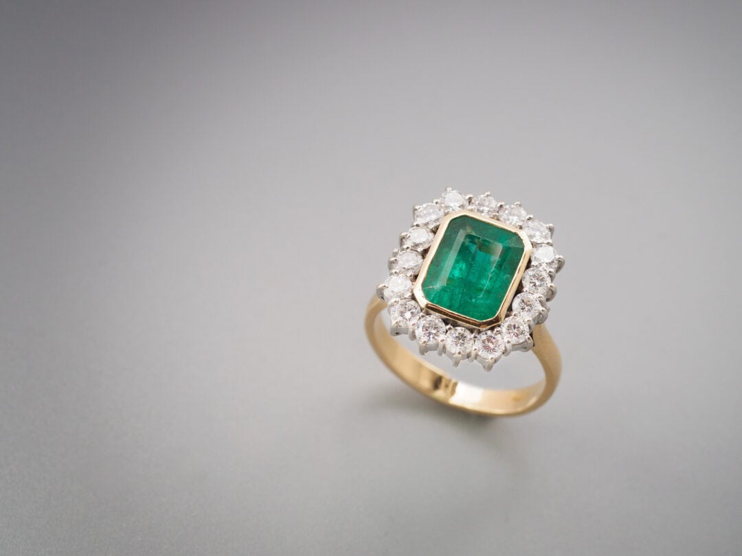 Anello in oro giallo con diamanti e smeraldo