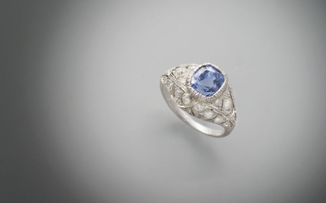 Anello in platino con diamanti e zaffiro.